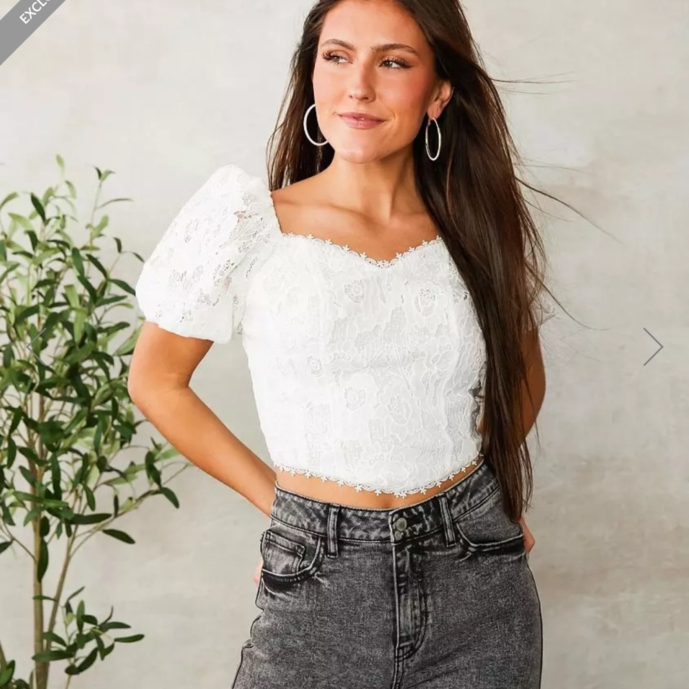 Adorable white a.peach sweetheart lace cropped top